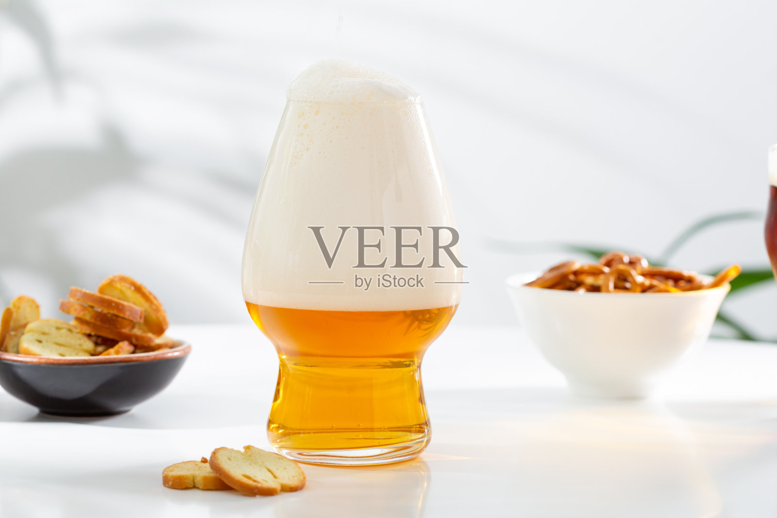 一杯淡啤酒，食物和饮料照片摄影图片