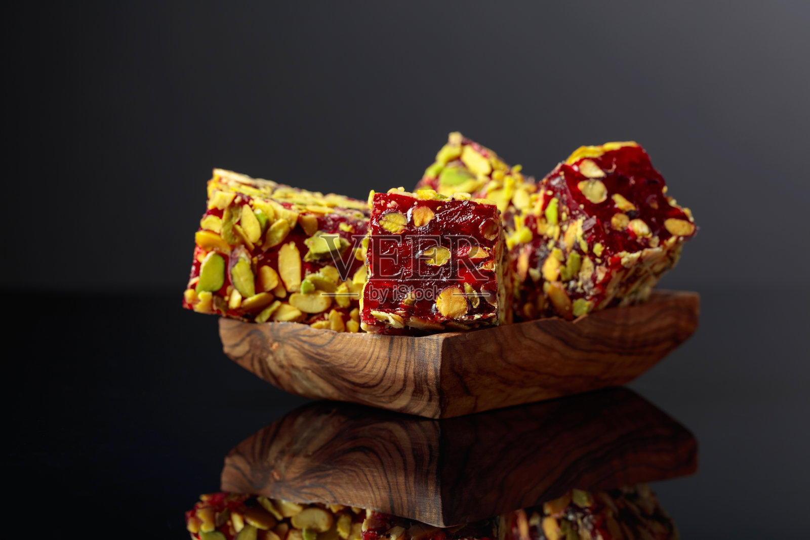 传统的土耳其软糖装在木盘里。照片摄影图片