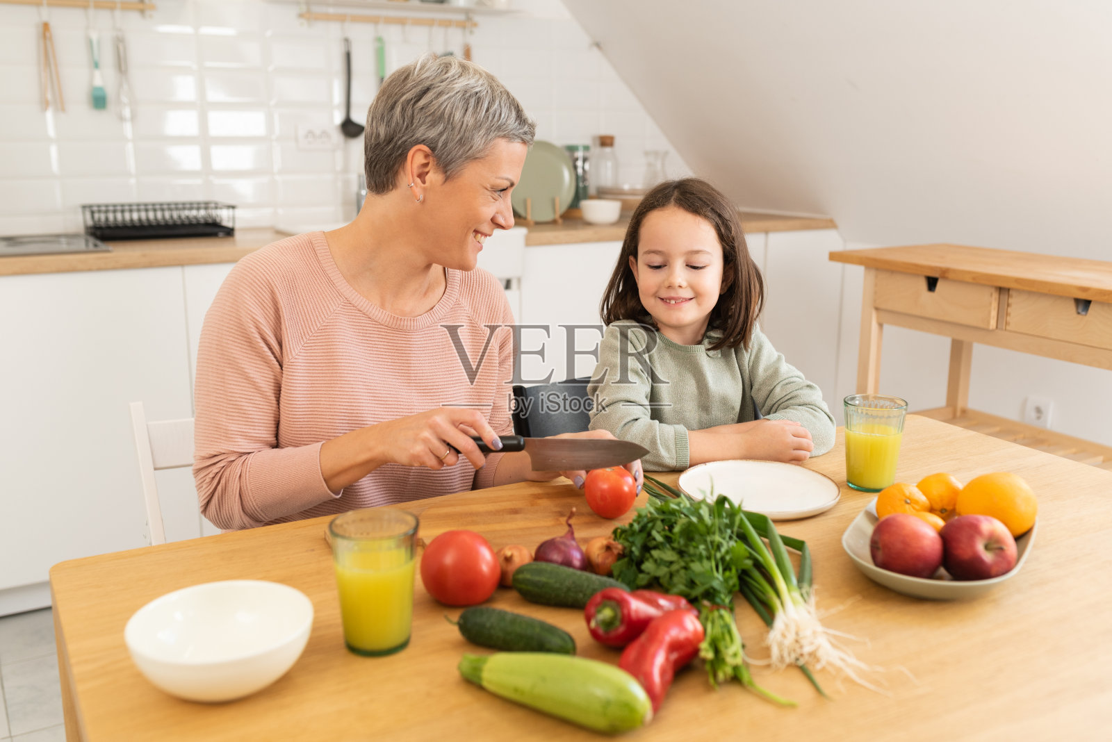 厨房里的快乐时光照片摄影图片