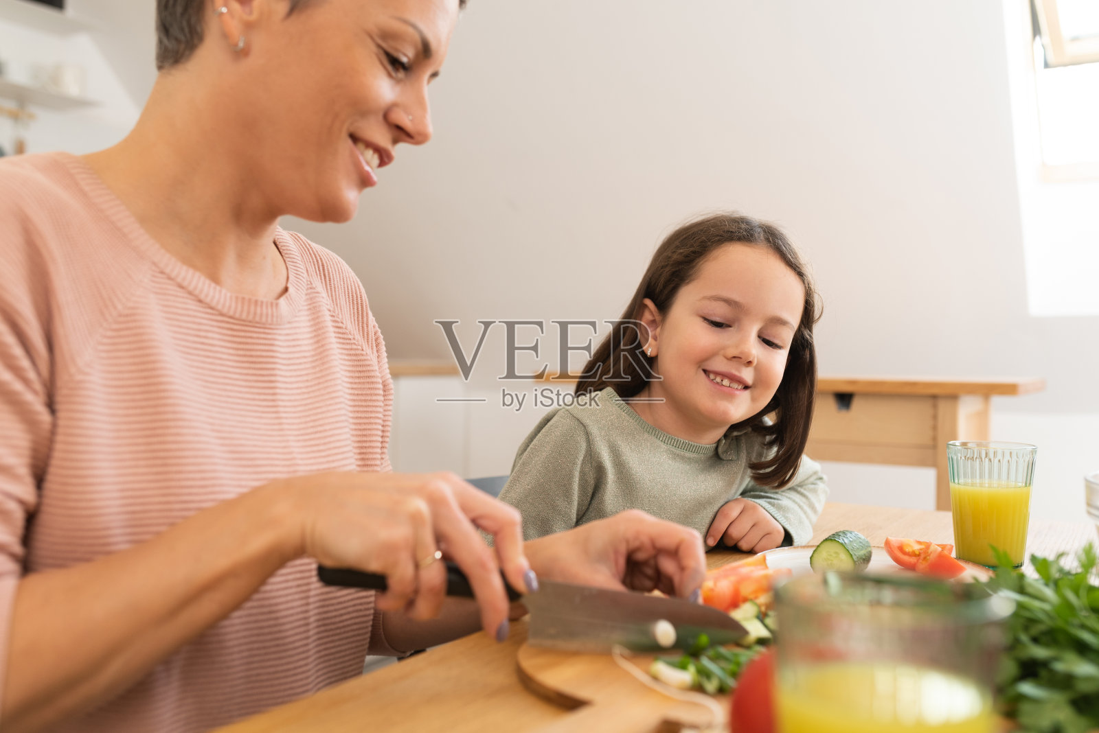 母亲在家里教女儿做饭照片摄影图片
