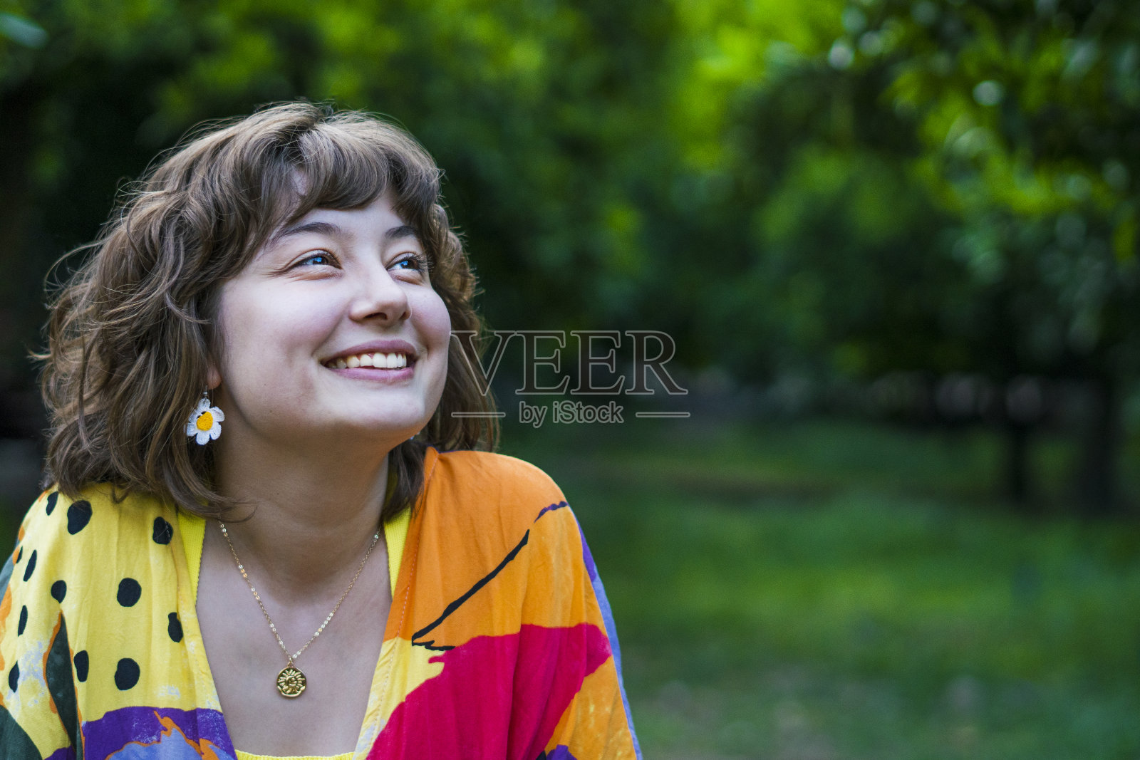 快乐的女人在大自然中平静照片摄影图片