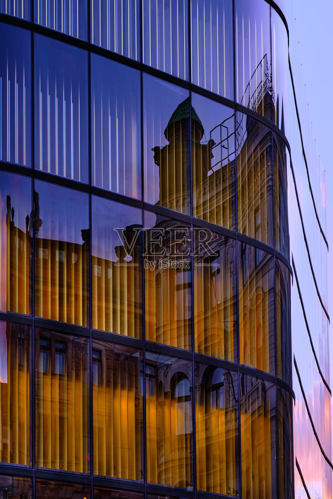 现代玻璃建筑的立面反映了历史建筑照片摄影图片