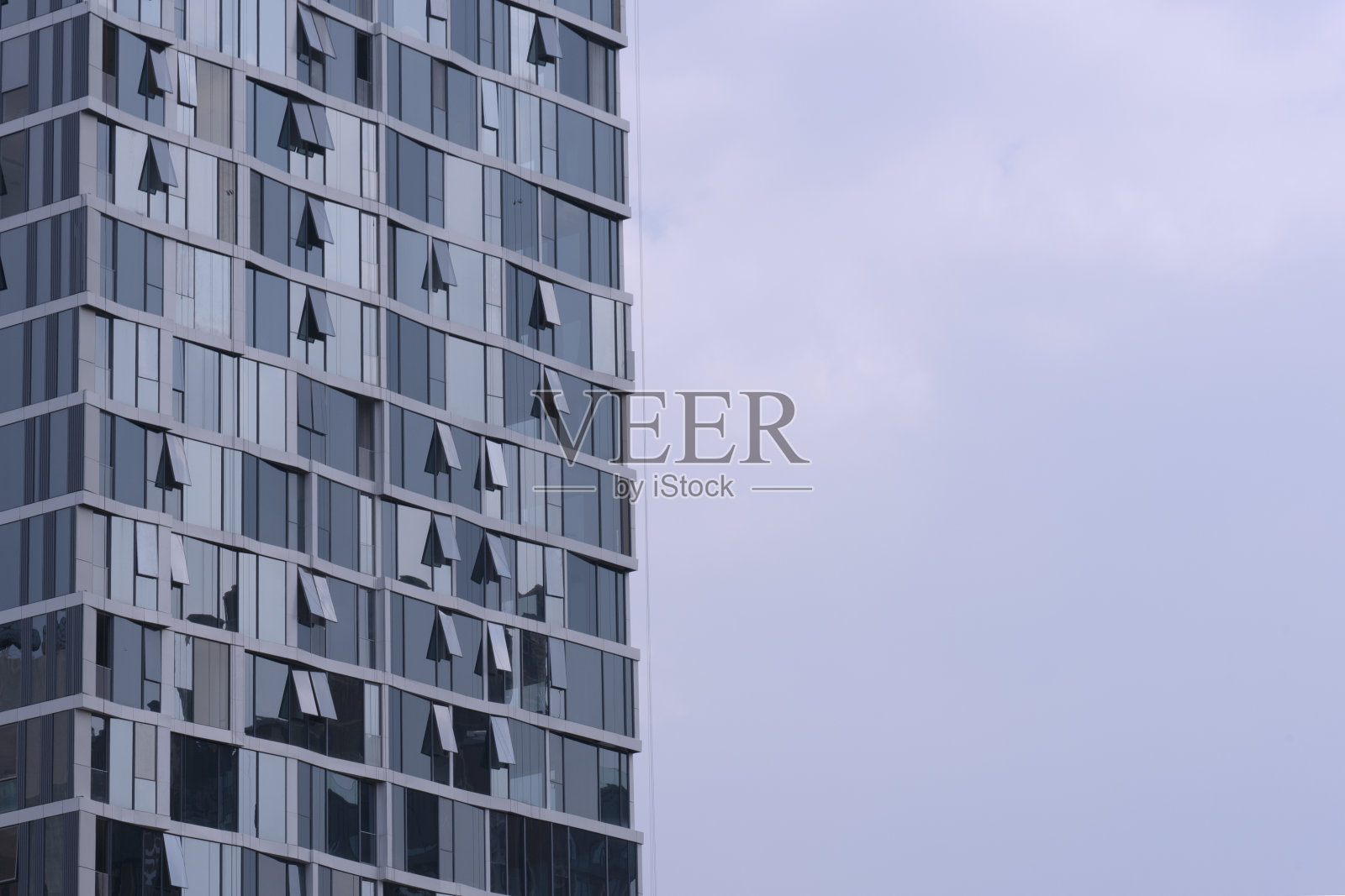 在晴朗的天空下的塔的特写。照片摄影图片