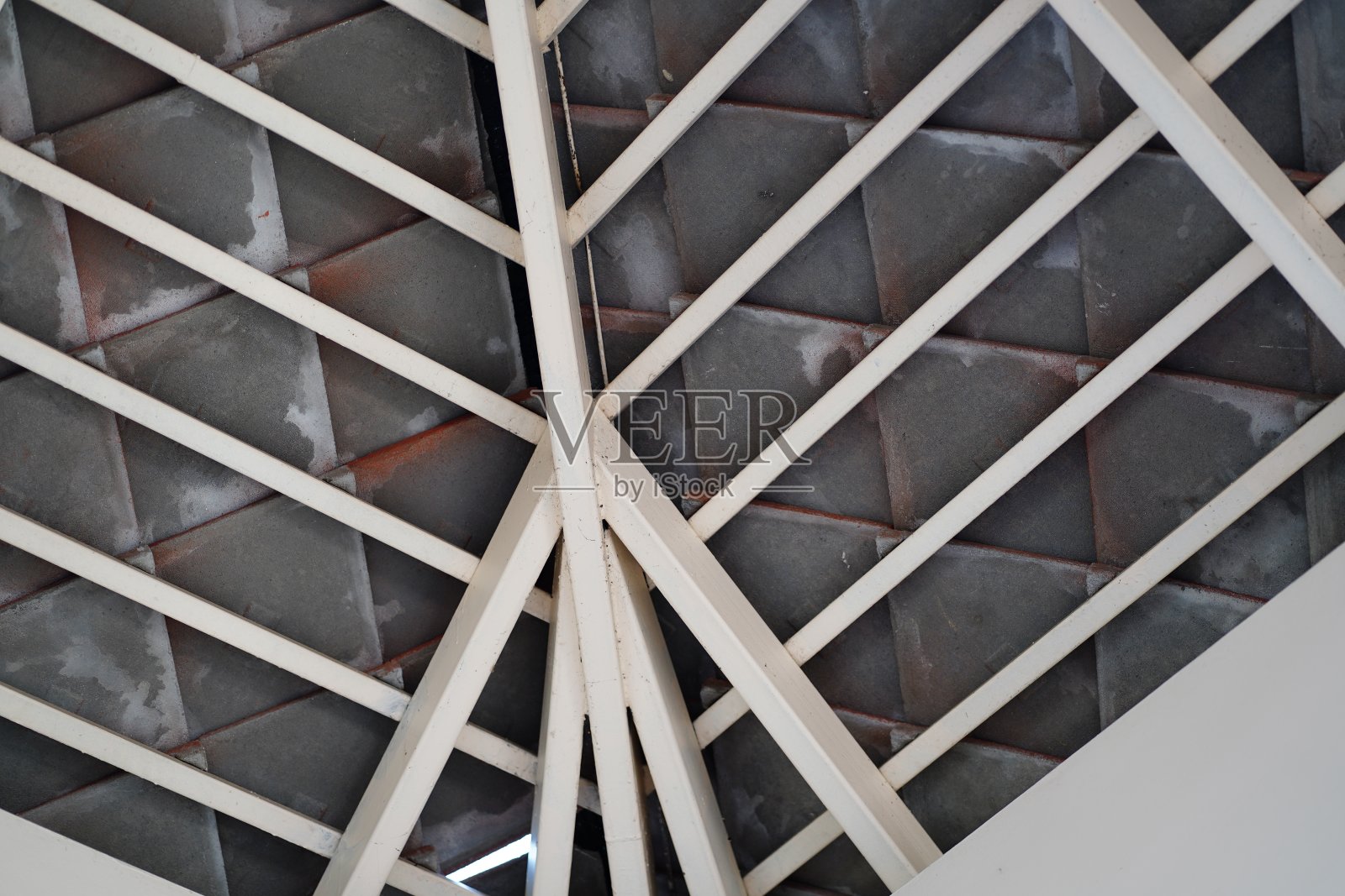 在屋顶下照片摄影图片