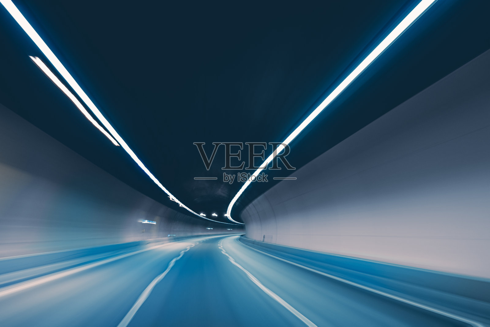 运动迷离光径骑在夜晚的汽车在城市隧道照片摄影图片