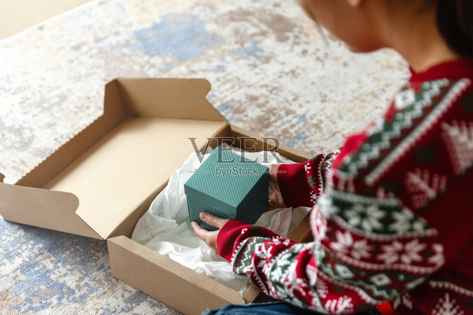 年轻女子用礼物打开包裹照片摄影图片