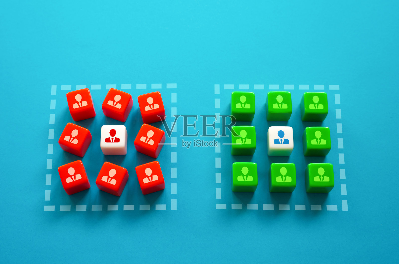 成功团队和混乱团队的比较。照片摄影图片