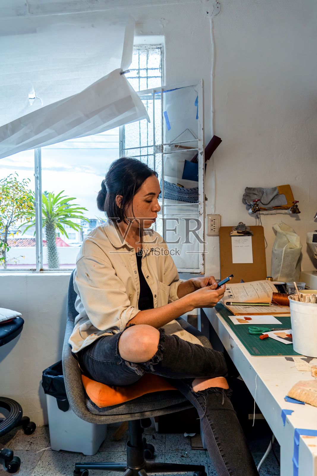 油画艺术家的工作室或工作场所照片摄影图片