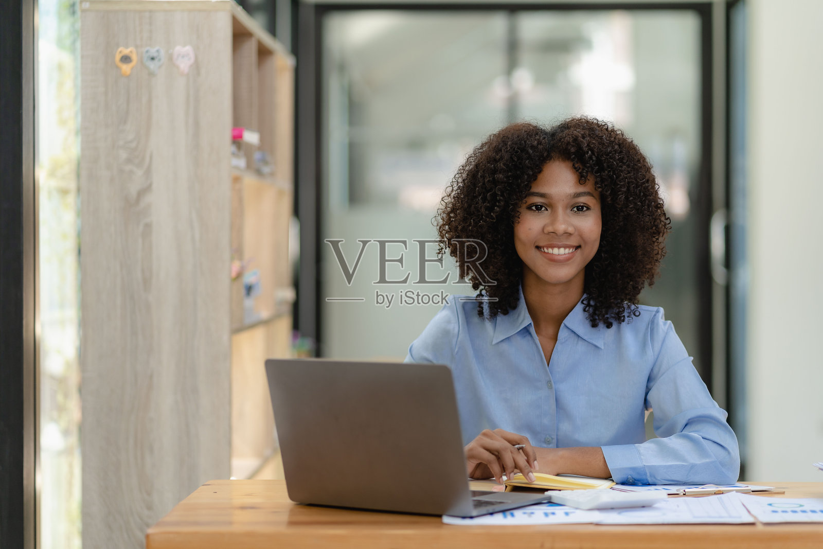 年轻快乐成功的商业女性工作与笔记本电脑和计算分析计算器与财务图表文件在办公室在线会议的概念照片摄影图片