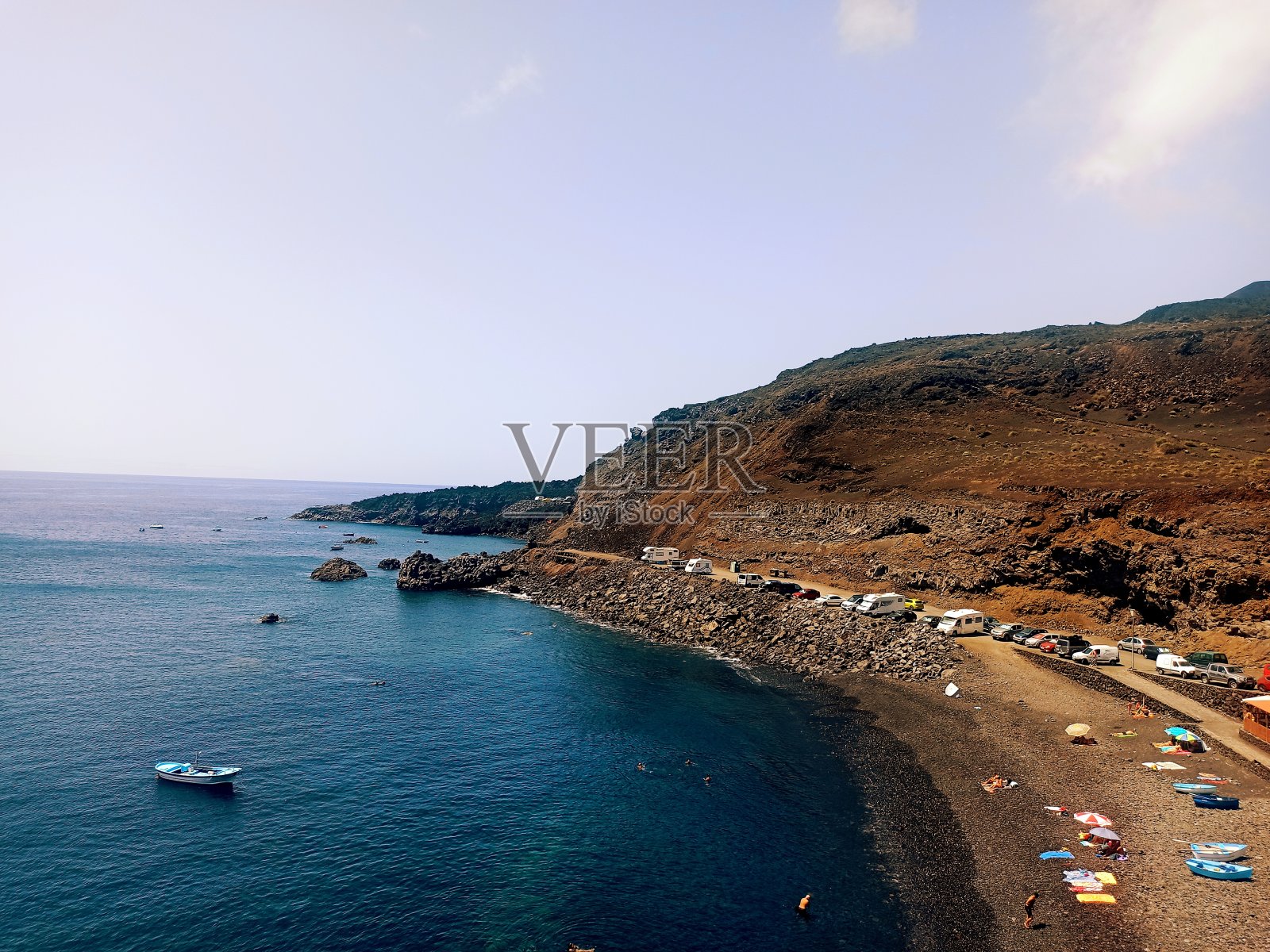 卡纳尔人口稠密的岩石海滩的高角度拍摄，背景是天空照片摄影图片