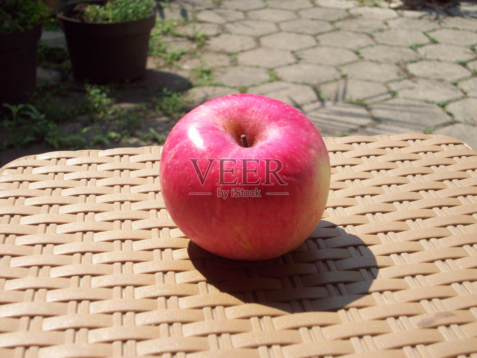 新鲜的苹果。它是最受欢迎的水果之一，因为它尝起来很甜。照片摄影图片