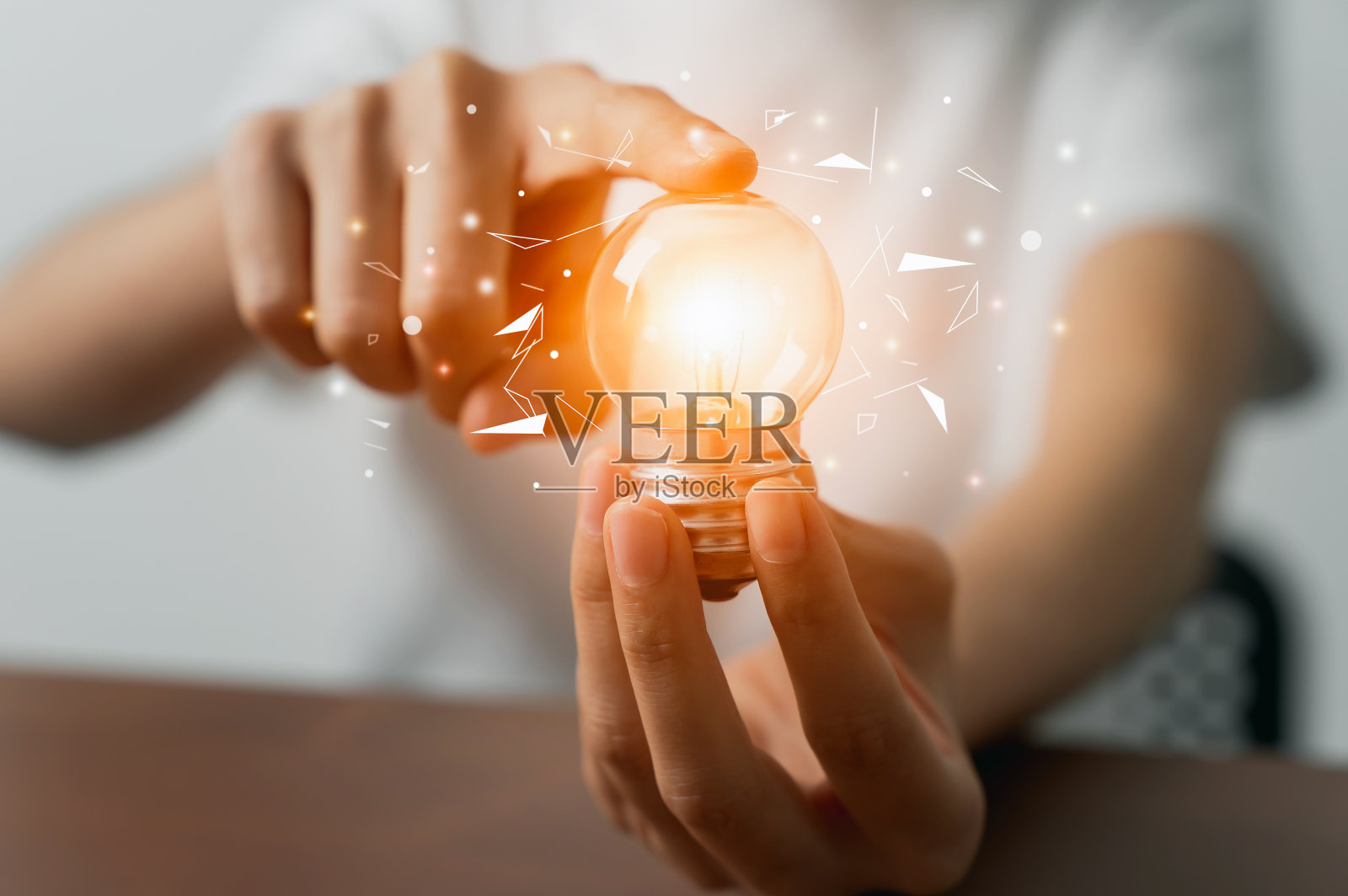 全新的想法和灵感，用大脑的概念，手握灯泡。照片摄影图片