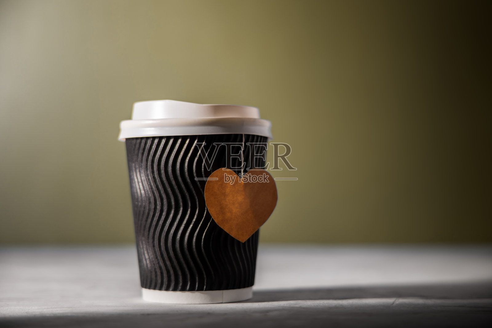 茶爱好者概念。环保风格标签制成心形和悬挂在杯子上。绿茶，乌龙茶，发酵，有机，健康和芳香茶。暖光遮蔽了桌子照片摄影图片