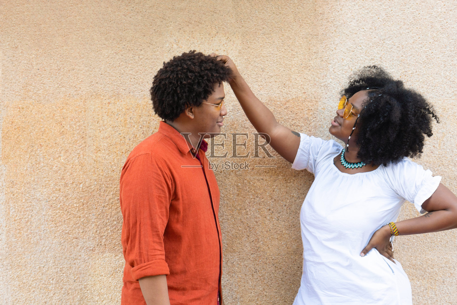 年轻女子在公园爱抚她的男朋友照片摄影图片