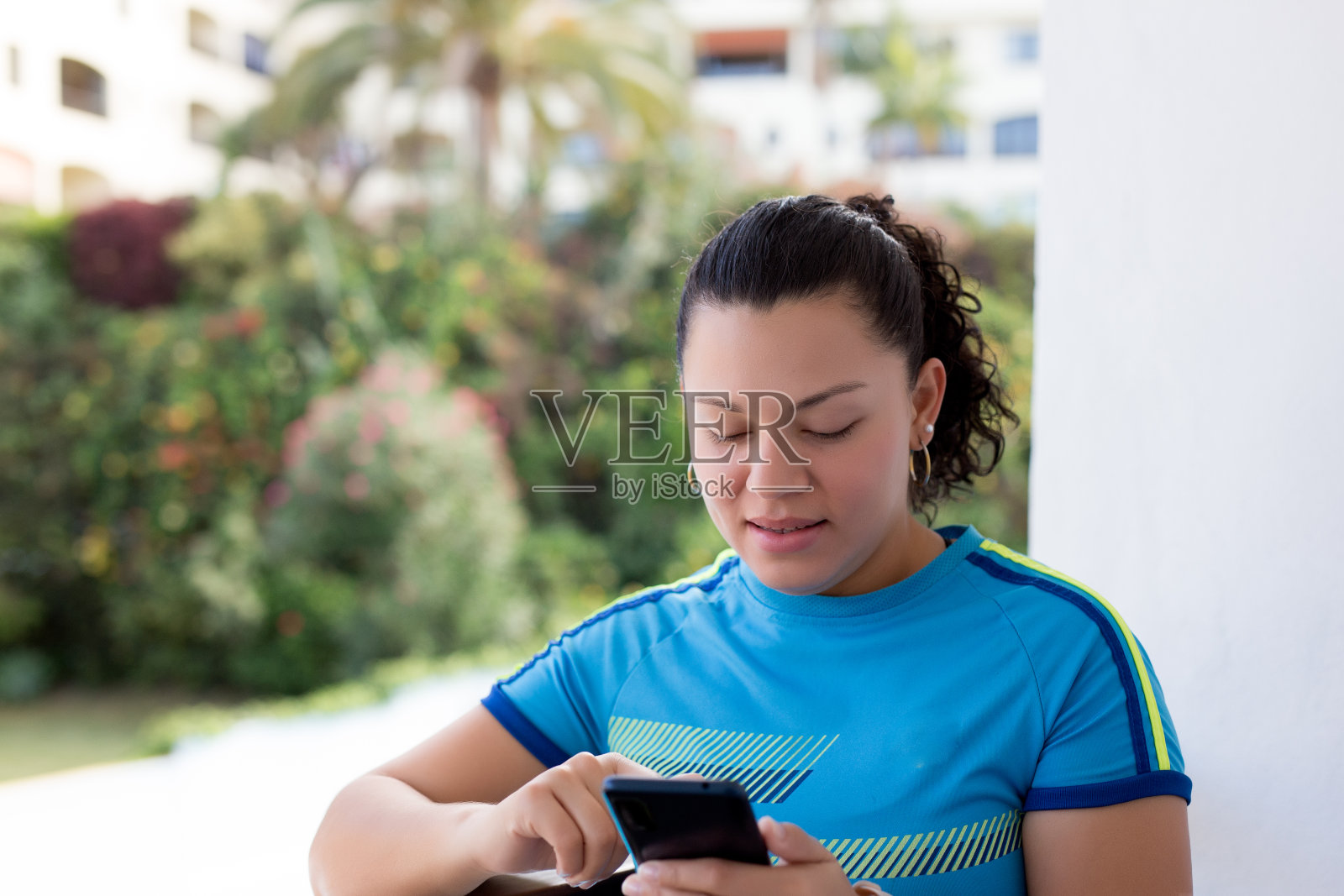 混血妇女在家里使用智能手机照片摄影图片