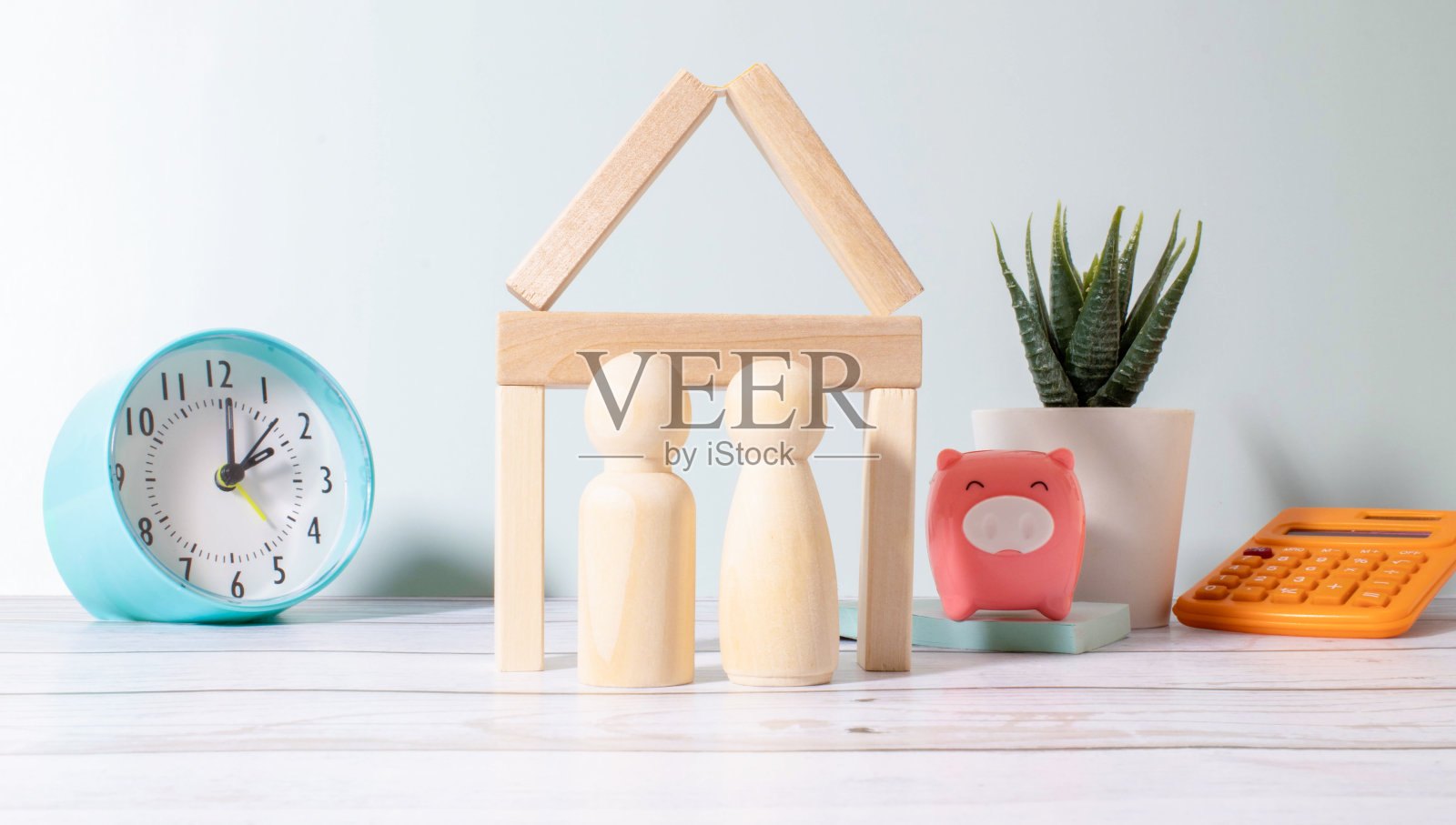 家庭或已婚夫妇的不忠和背叛的概念。木制的数据照片摄影图片