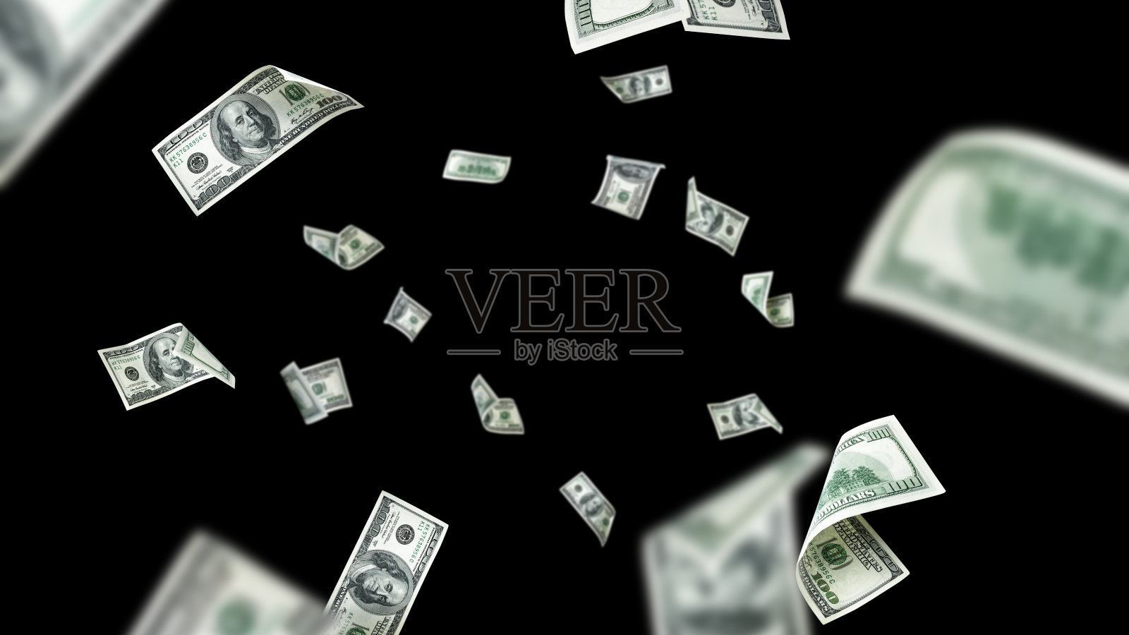 钱堆栈。一百美元。落钱孤立，我们账单黑底。照片摄影图片