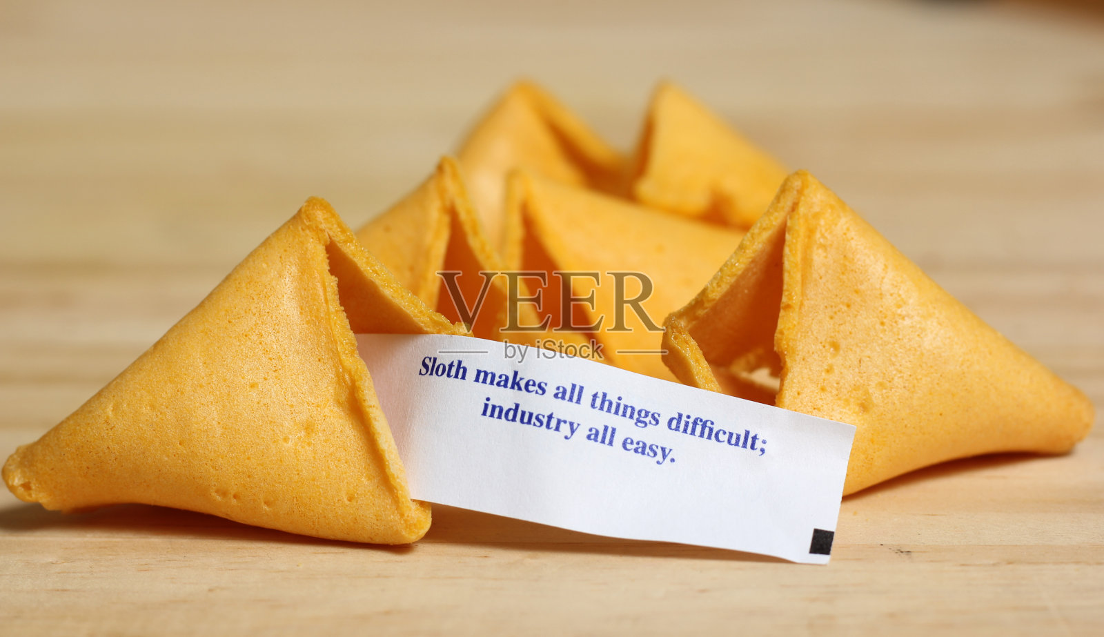 打开带有信息的幸运饼干懒惰使一切都变得困难照片摄影图片