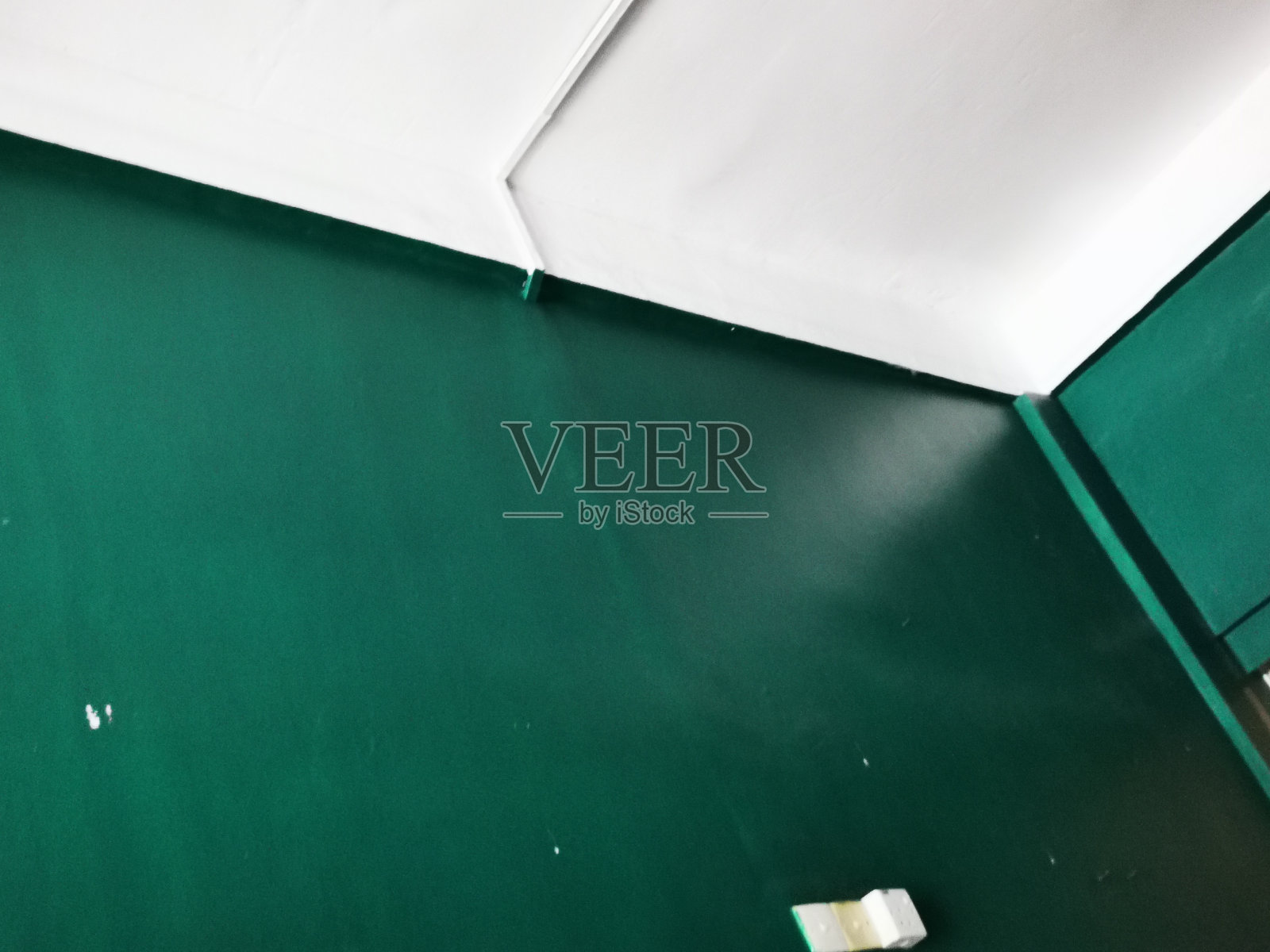 墙壁是白色和绿色的，天花板是白色的照片摄影图片