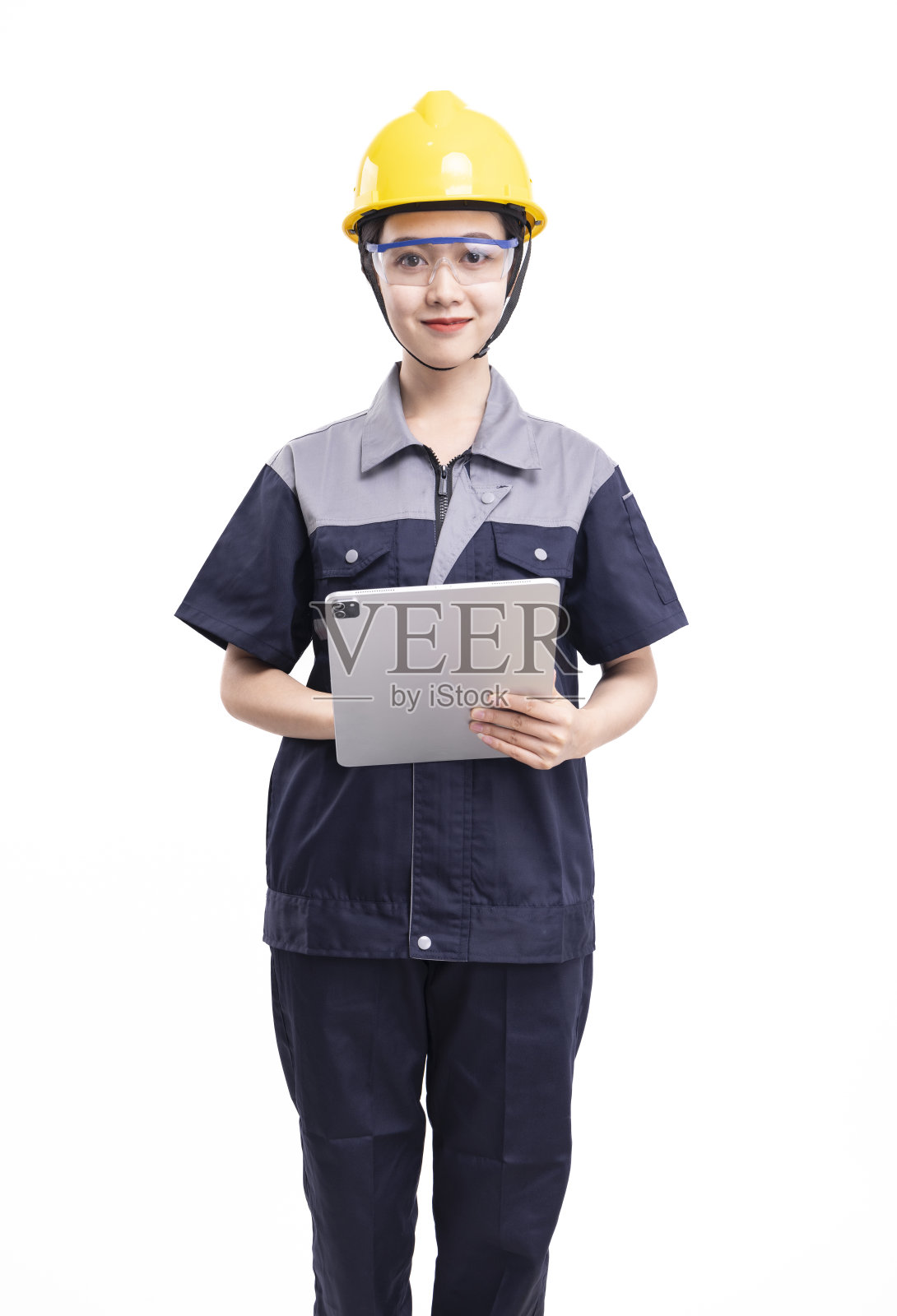 戴着安全帽和电脑的女工人照片摄影图片