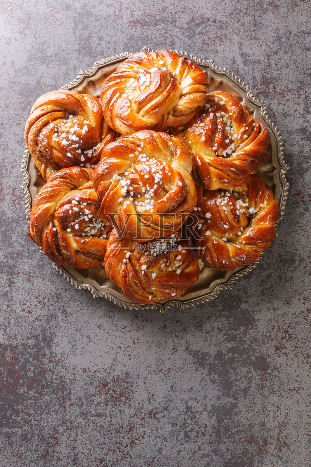 肉桂卷或kanelbulle是一种著名的瑞典糕点。垂直俯视图照片摄影图片