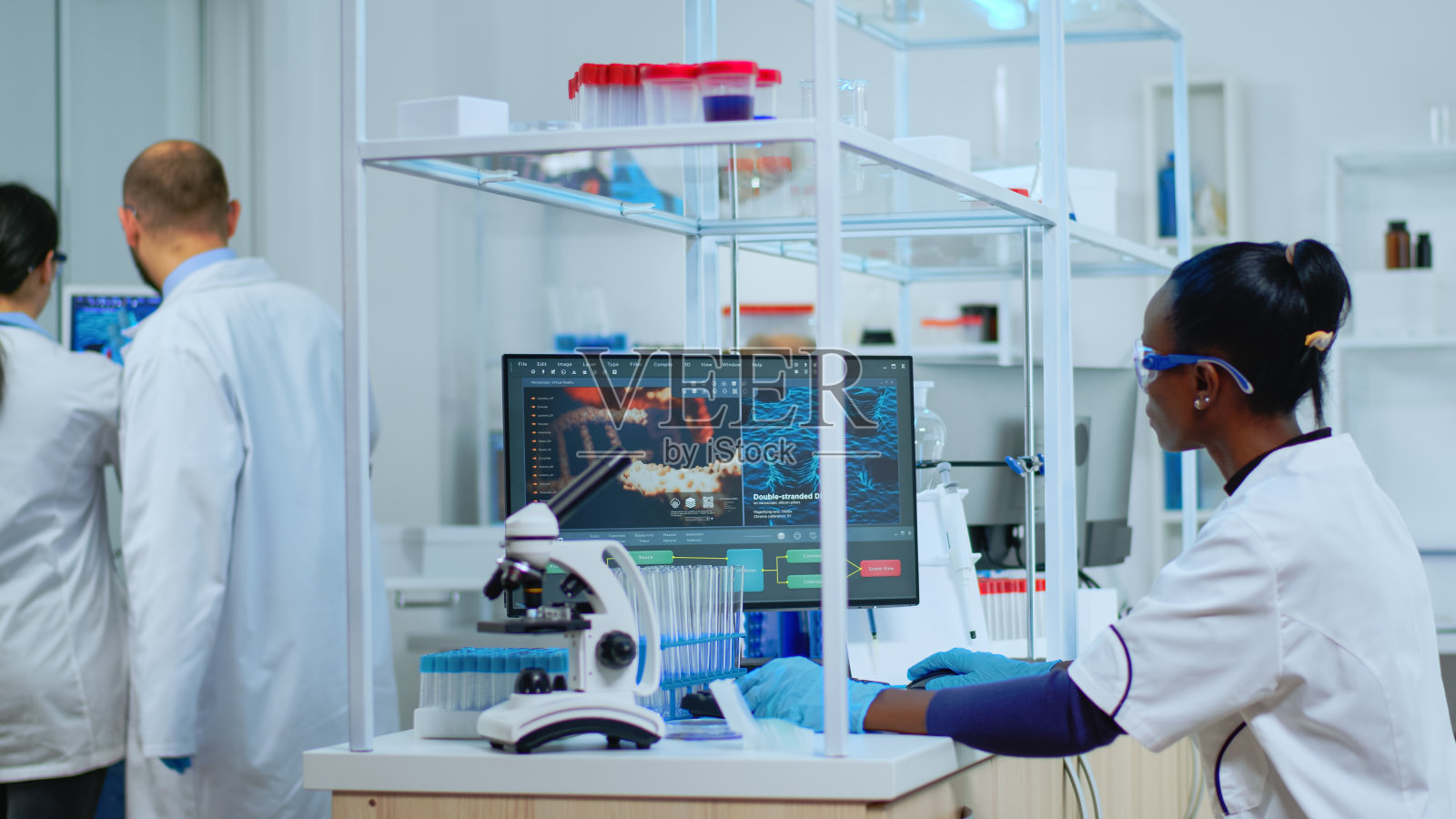 黑人科学家在研究新疫苗照片摄影图片