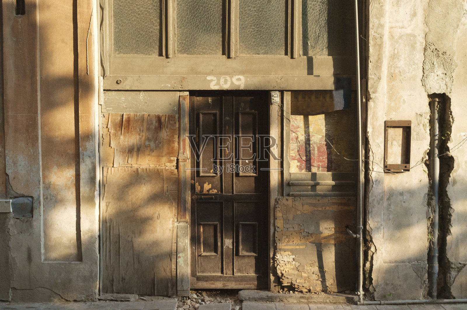 古巴哈瓦那历史中心的一座建筑的旧立面和木门照片摄影图片