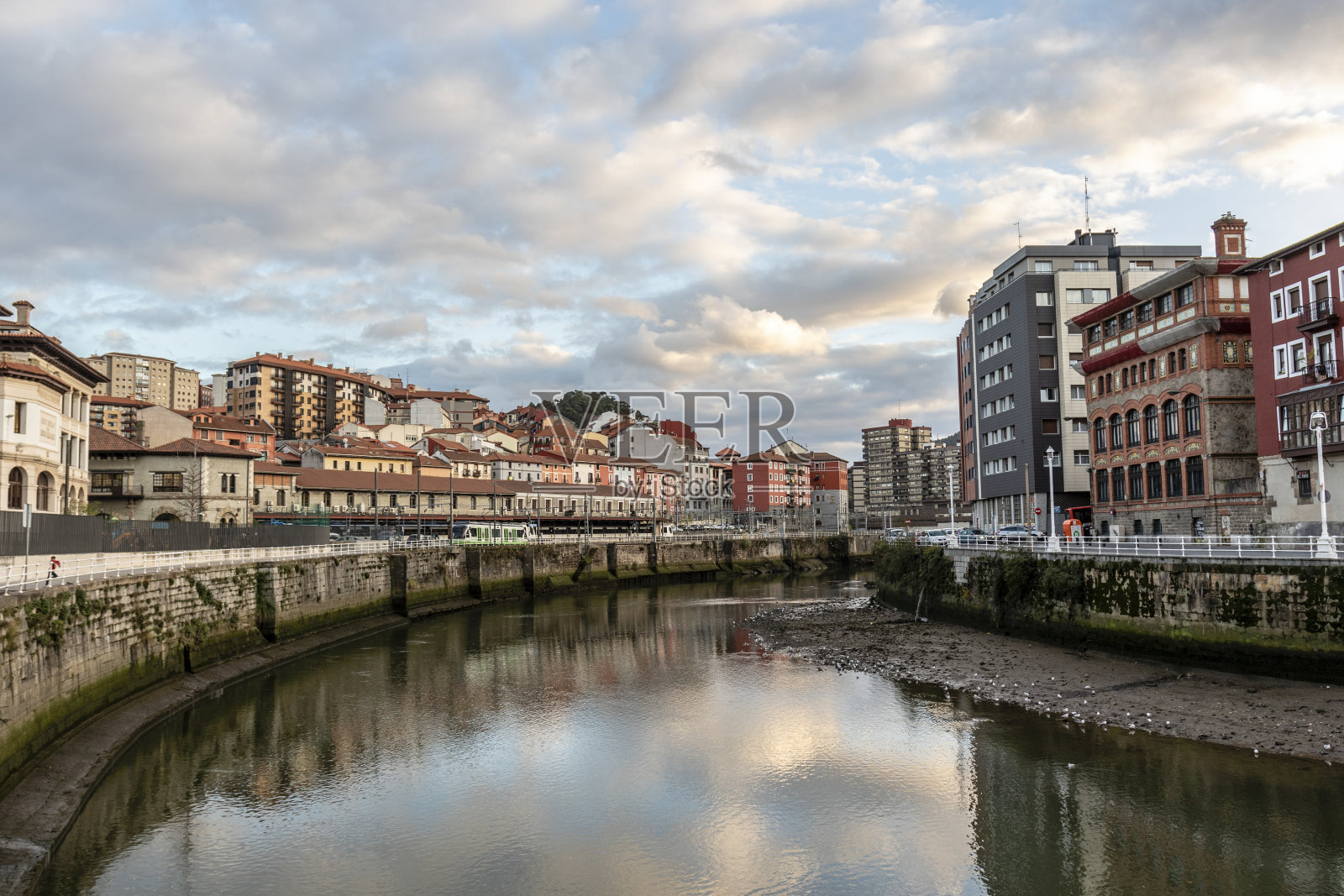 欧洲巴斯克国家毕尔巴鄂Nervión河沿岸的老房子照片摄影图片