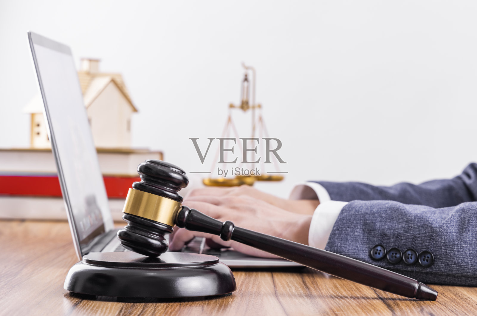 男人在天平和法官锤前照片摄影图片