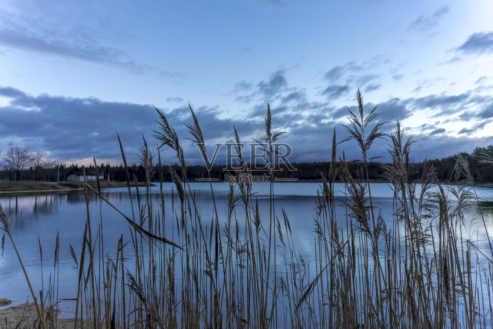 秋天阳光明媚的一天，德国有一个美丽的小湖，叫做奥伯瓦尔德湖，水中反射着五彩缤纷的森林。照片摄影图片