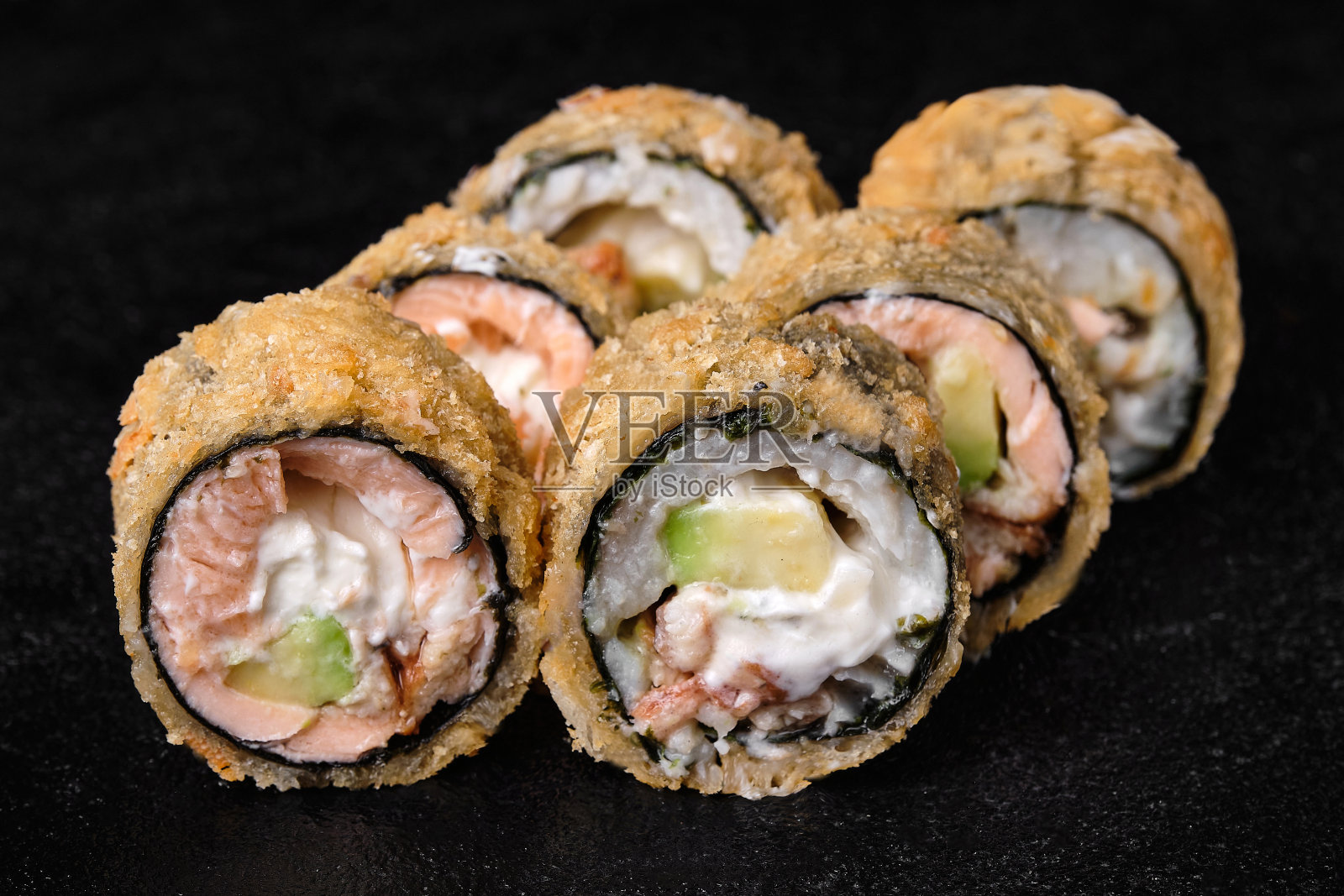 烤三文鱼寿司卷，不加米饭照片摄影图片