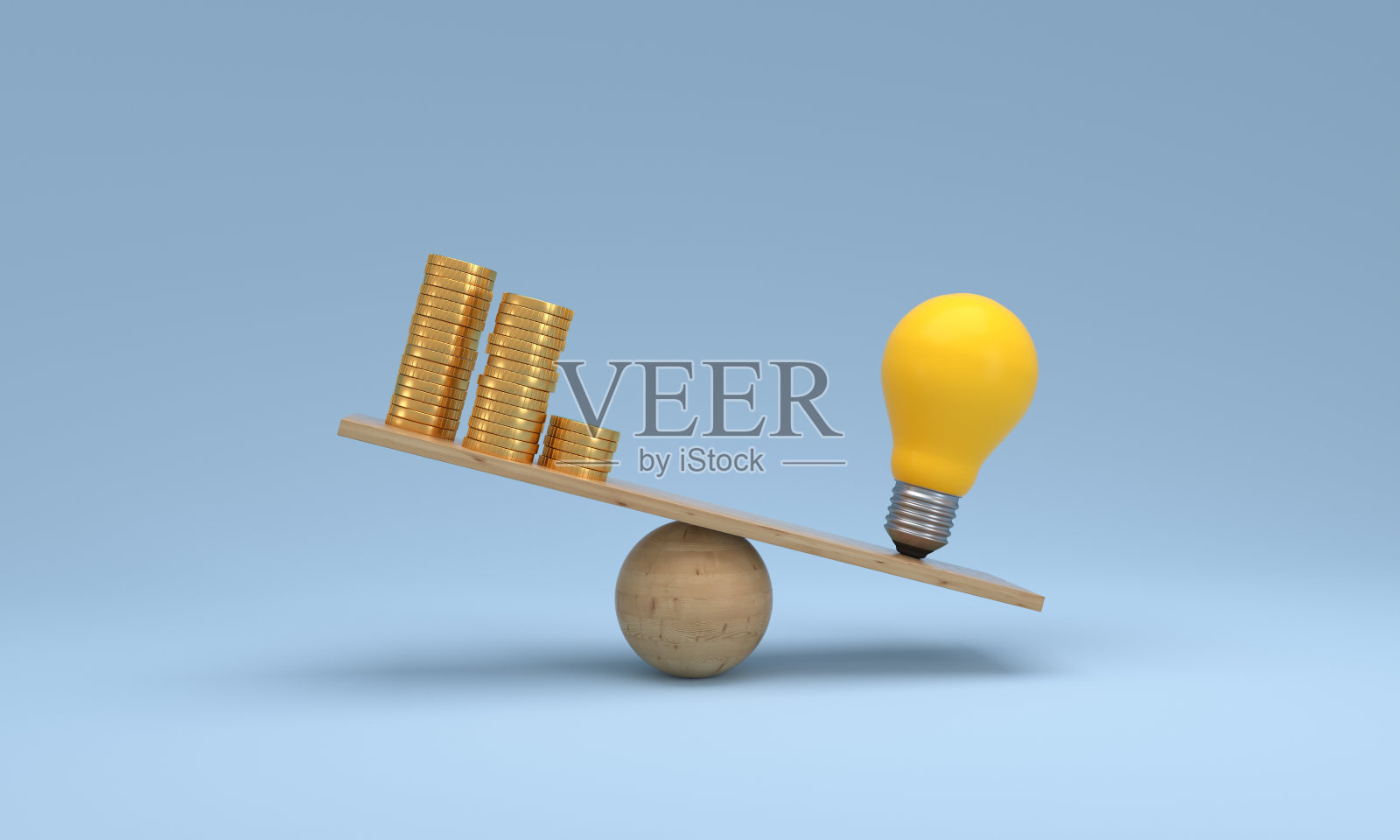 硬币堆比较灯泡的想法在木尺跷跷板。金钱金币与知识观念比较平衡。照片摄影图片