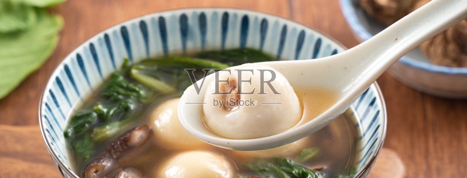 在台湾吃大汤圆元宵配香喷喷的汤。照片摄影图片