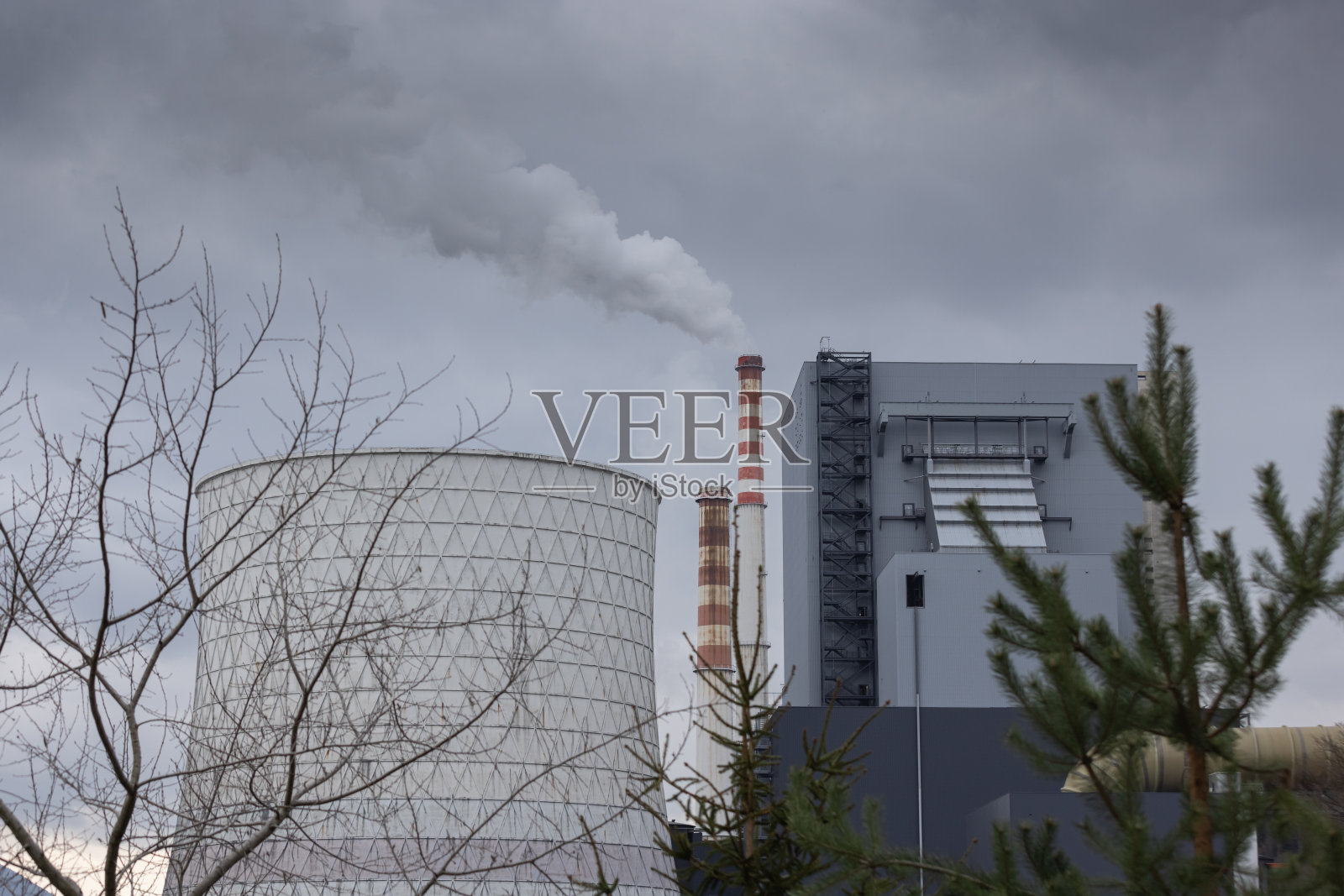燃煤电厂冷却塔排放烟雾照片摄影图片