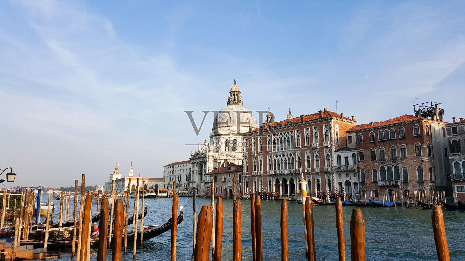 在一个阳光明媚的日子里，在明亮的天空下，威尼斯圣玛丽亚德拉敬礼教堂的美丽景色照片摄影图片