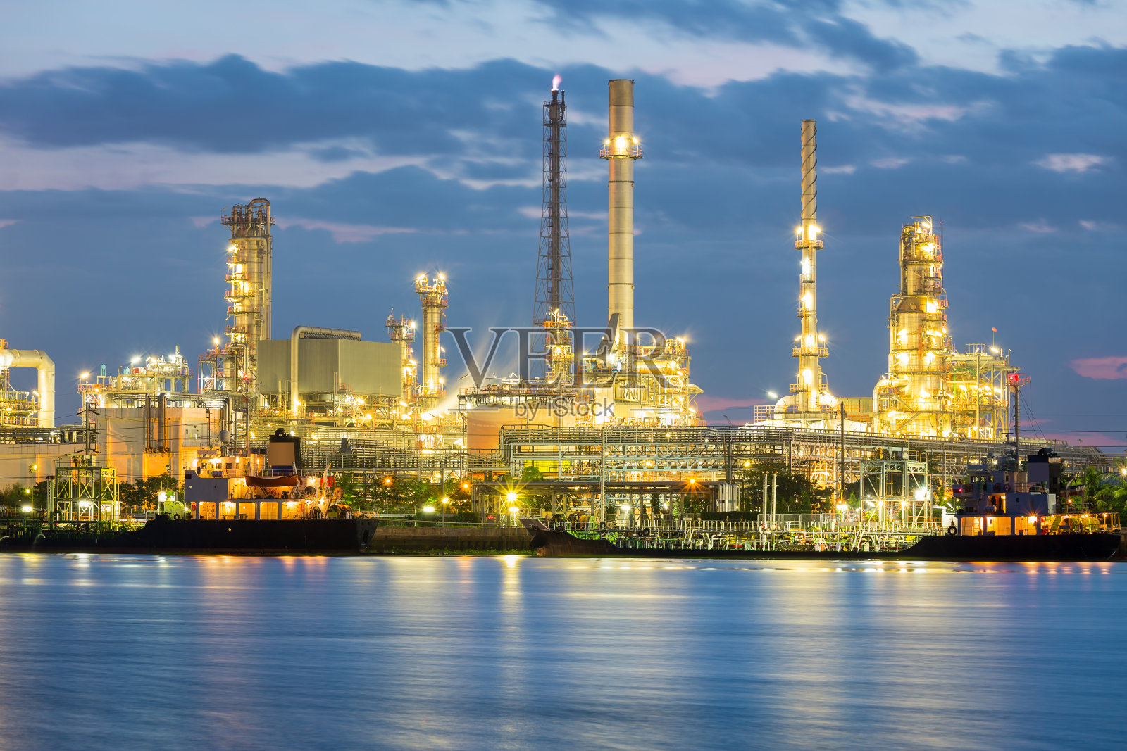 油气精炼厂。可称石油、生产或石化厂。工业厂房建设从工程技术上用钢管、管道、储罐。电力能源业务。照片摄影图片