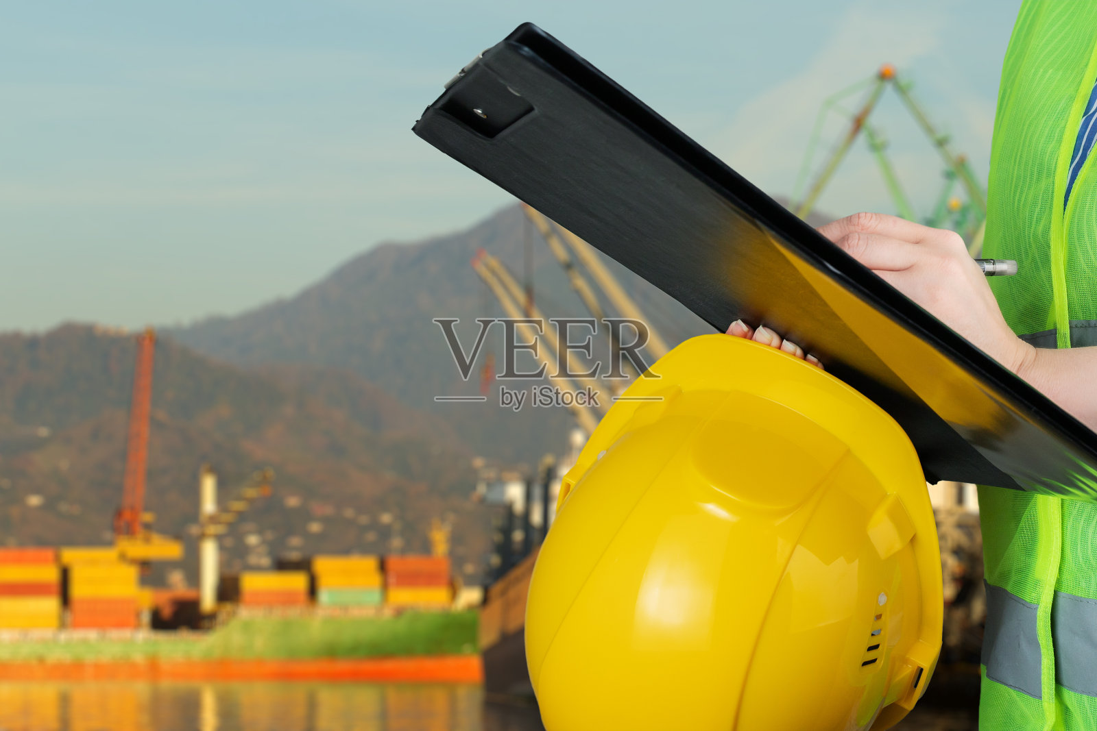 海港物流、货运集装箱及码头物流工人、干货船照片摄影图片