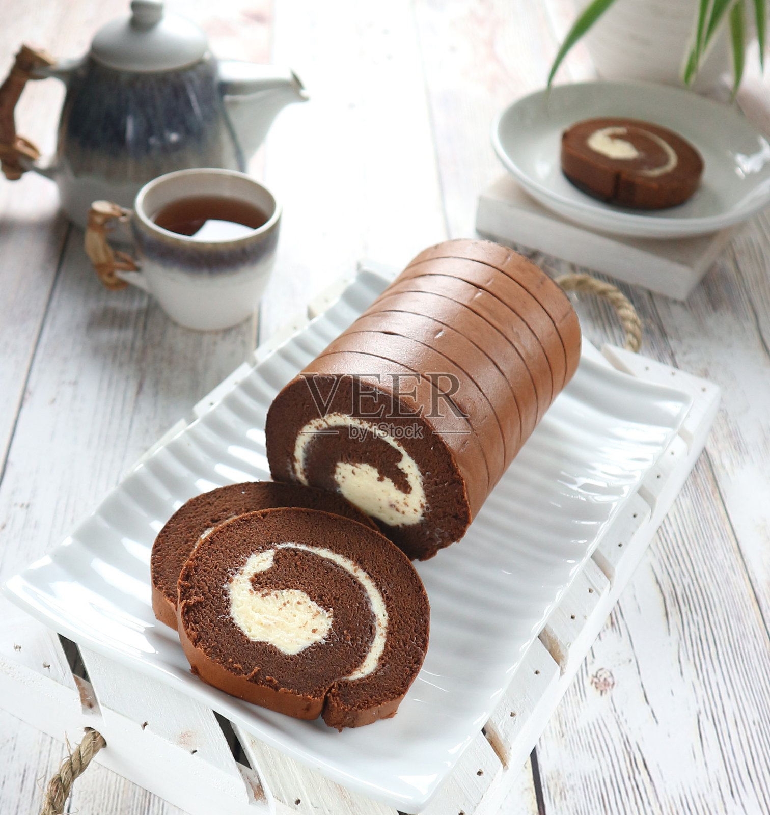 巧克力卷蛋糕放在白色托盘上照片摄影图片