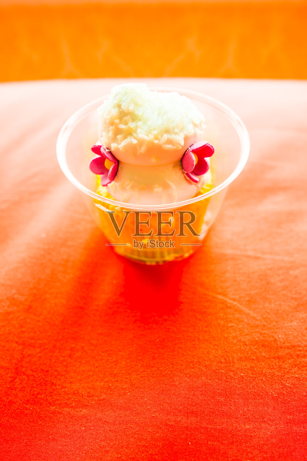 粉色布料上的纸杯蛋糕照片摄影图片