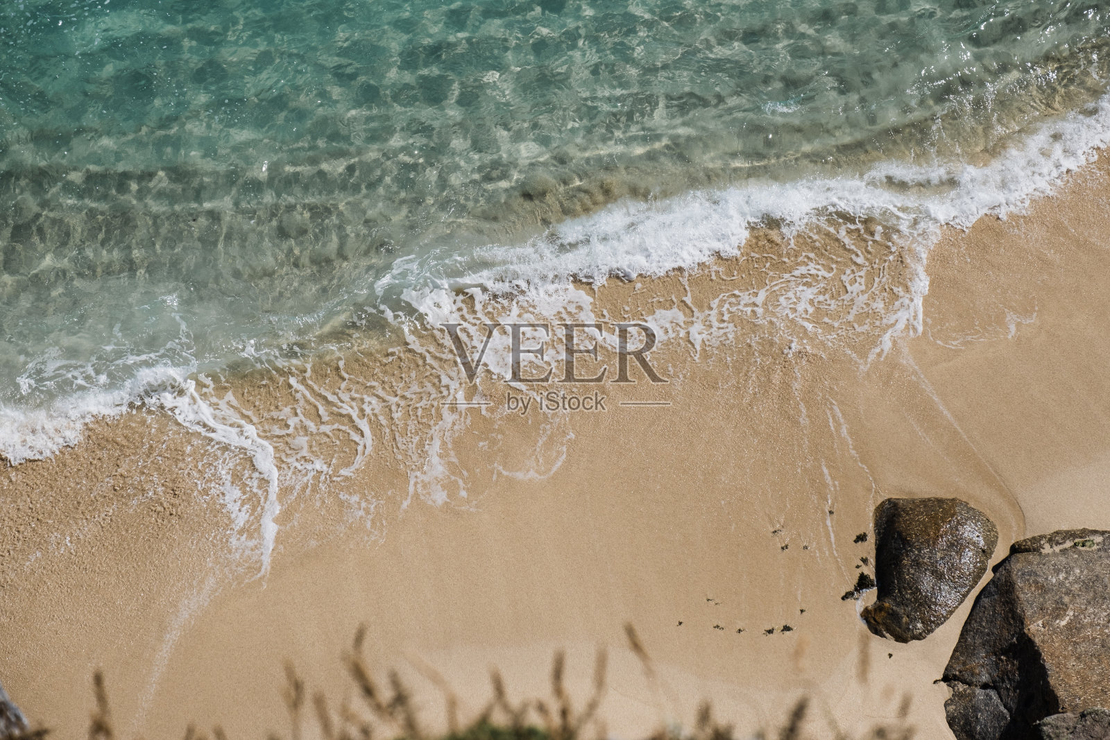 俯瞰空旷的田园诗般的海滩，原始的沙滩和清澈的蓝色大海，南康沃尔靠近波斯科诺。照片摄影图片
