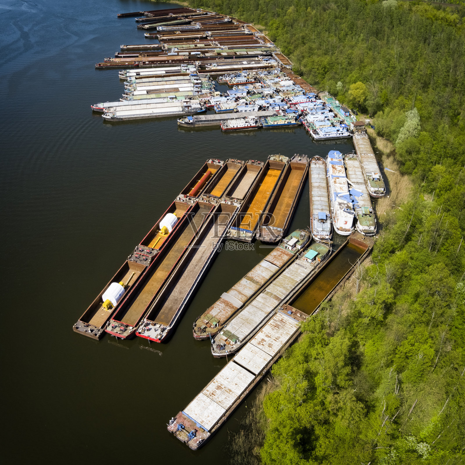 空驳船停泊在运河上照片摄影图片