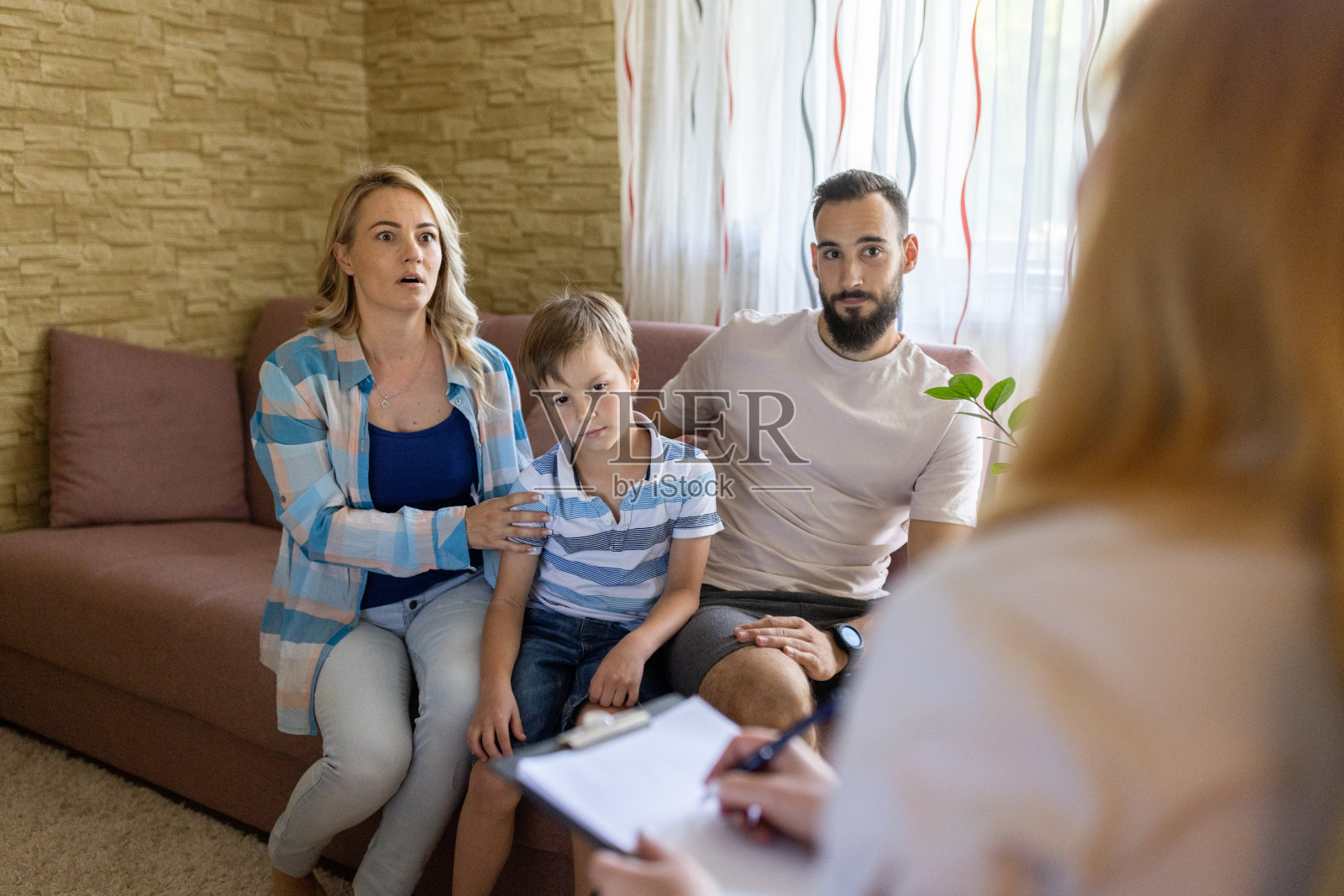 夫妇和他们的儿子在和精神病医生谈话照片摄影图片