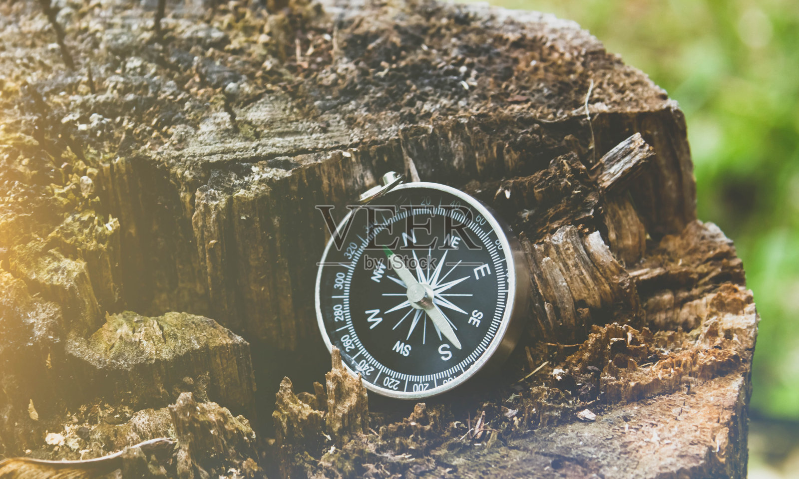 旅游和航海。用罗盘确定基点。照片摄影图片