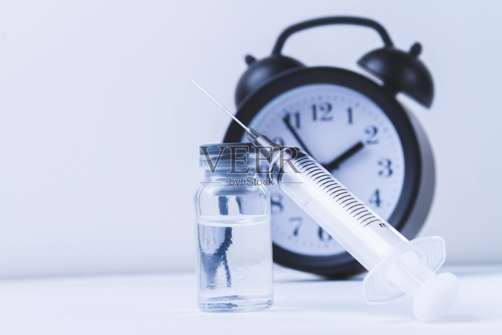 该接种疫苗了。看好并注射疫苗。人群预防性接种疫苗的日期和时间。照片摄影图片