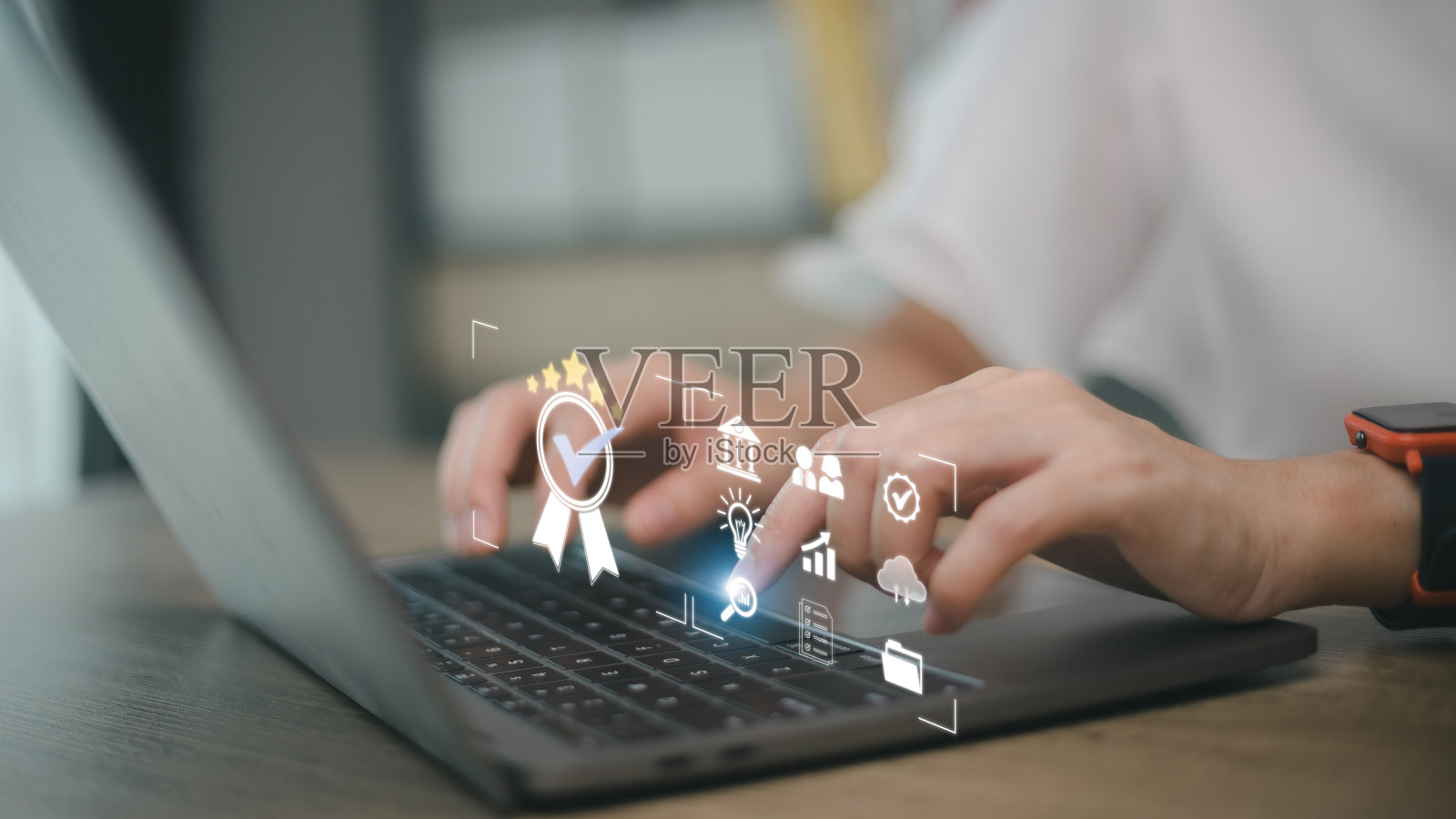 商务人士用电脑和智能手机工作标志着顶级服务ISO认证文件管理体系质量保证。照片摄影图片