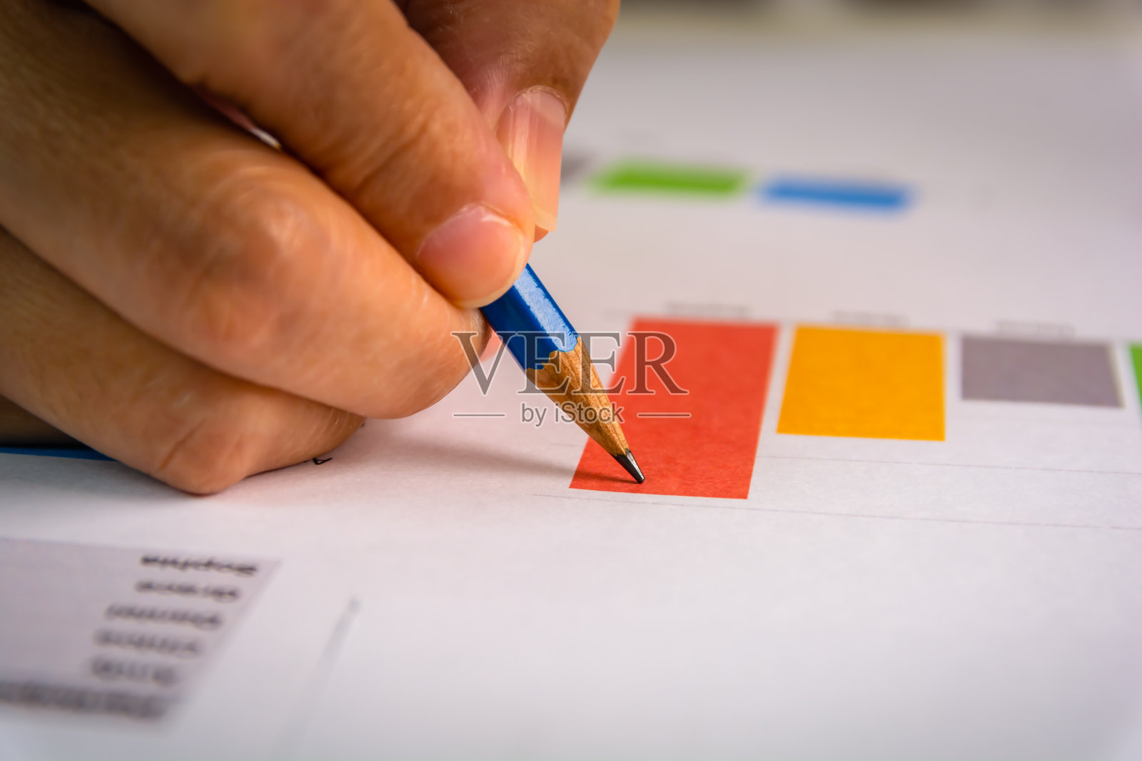 近距离的铅笔与手指向柱状图上的财务信息表的业务，财务，投资，税收概念。照片摄影图片