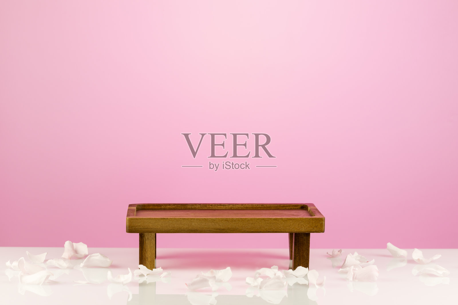 小木制装饰桌，粉色渐变背景照片摄影图片