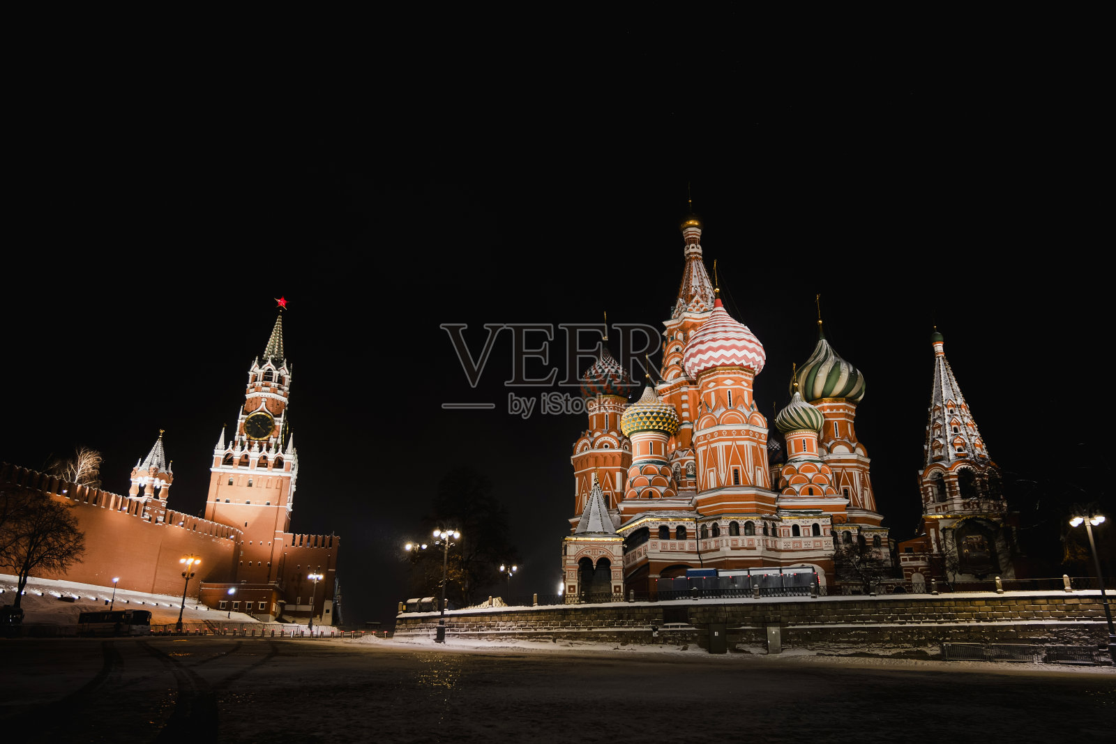 莫斯科克里姆林宫是俄罗斯著名的俄罗斯建筑地标，夜晚以黑色的天空为背景。朝向圣罗勒大教堂的红场街景。城市照片摄影图片
