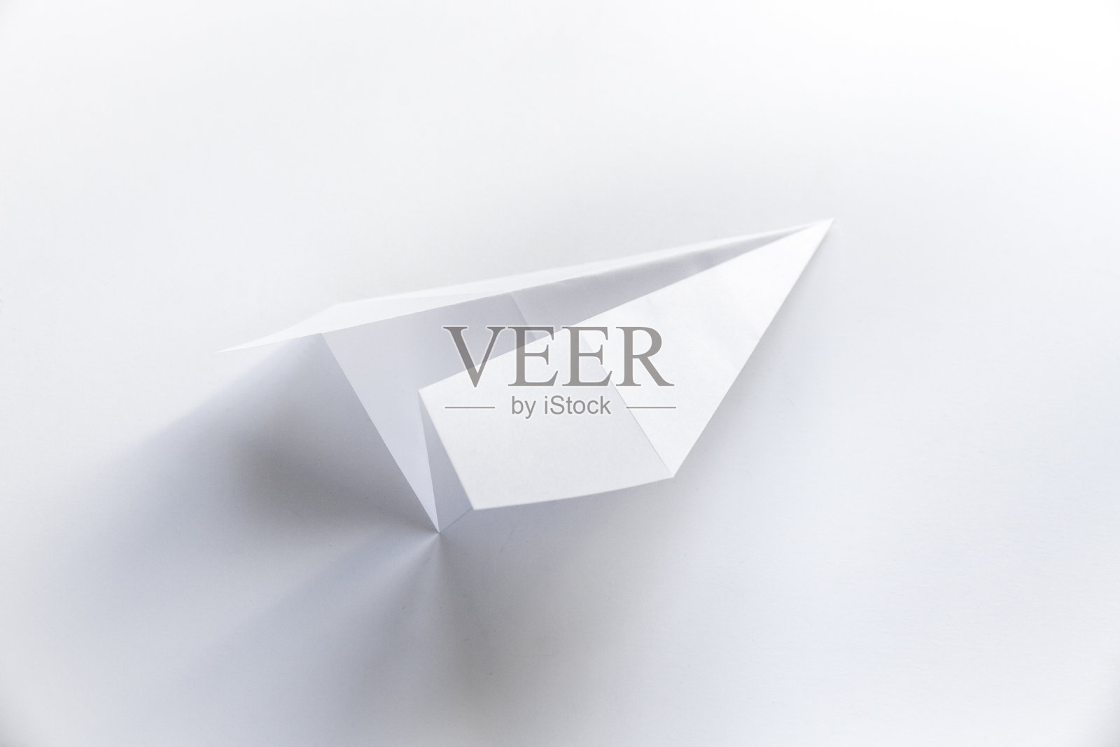 纸飞机折纸孤立在一个白色的背景照片摄影图片