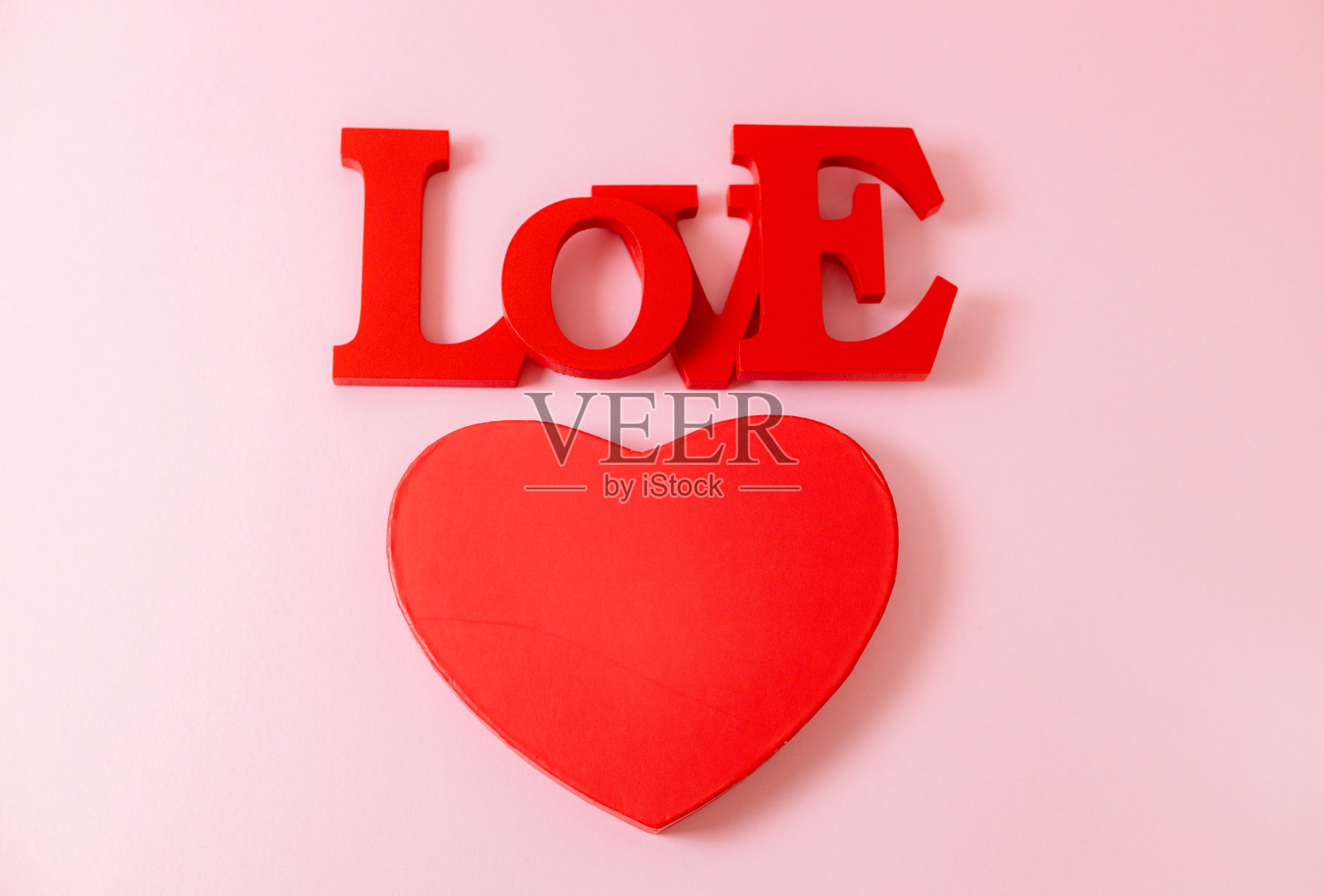 心形盒子和木字爱情就粉色。照片摄影图片